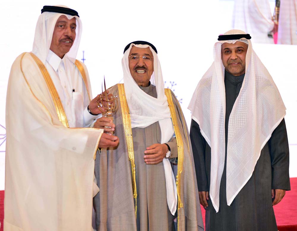 أمير دولة الكويت الشقيقة يسلم سعادة مدير عام الأمن